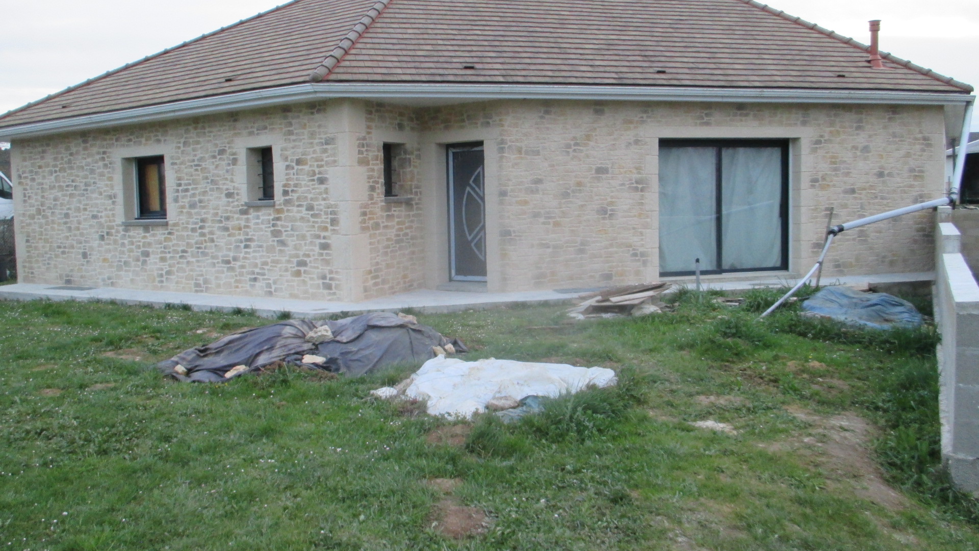 Mars 10, 2026Enduit imitation pierre